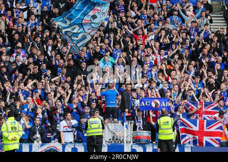 Glasgow, Großbritannien. 07. Mai 2023. Vor dem Beginn des schottischen Premiership-Spiels zwischen Rangers und Aberdeen schlossen sich in Ibrox, der Heimat der Rangers, der Rangers und Aberdeen Teams zusammen mit Fans zusammen, um die Nationalhymne zu Ehren der Krönung von König Charles am 6. Mai 2023 zu singen Credit: Findlay/Alamy Live News Stockfoto