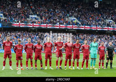 Glasgow, Großbritannien. 07. Mai 2023. Vor dem Beginn des schottischen Premiership-Spiels zwischen Rangers und Aberdeen schlossen sich in Ibrox, der Heimat der Rangers, der Rangers und Aberdeen Teams zusammen mit Fans zusammen, um die Nationalhymne zu Ehren der Krönung von König Charles am 6. Mai 2023 zu singen Credit: Findlay/Alamy Live News Stockfoto