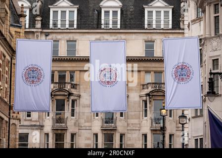 King Charles III. Krönung 6. Mai 2023 Banner in Old Bond Street, London, Großbritannien, mit Piccadilly Beyond Stockfoto