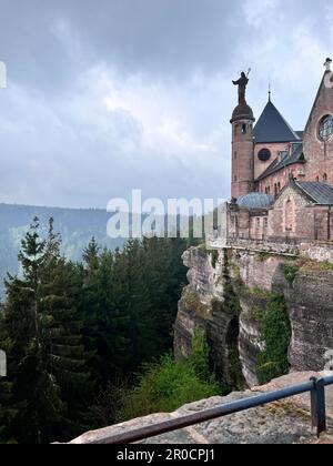 Ein alter Mont Sainte-Odile an einer Klippe mit Bäumen und Laub Stockfoto