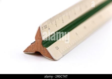 Klassisches Berechnungs- und Messinstrument. Mechanisches analoges Computerinstrument. Isoliert auf weiß. Stockfoto