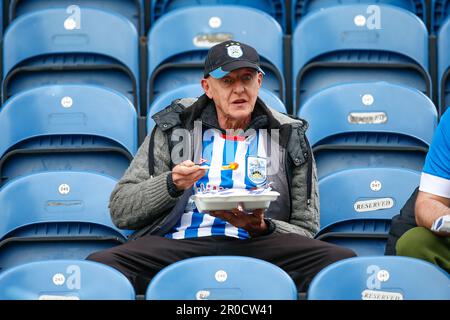 Huddersfield, Großbritannien. 08. Mai 2023. Ein Fan von Huddersfield Town während des Sky Bet Championship-Spiels Huddersfield Town vs Reading im John Smith's Stadium, Huddersfield, Großbritannien, 8. Mai 2023 (Foto von Ben Early/News Images) in Huddersfield, Großbritannien, am 5./8. Mai 2023. (Foto: Ben Early/News Images/Sipa USA) Guthaben: SIPA USA/Alamy Live News Stockfoto