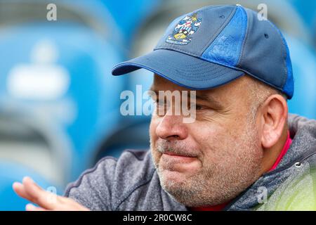 Huddersfield, Großbritannien. 08. Mai 2023. Ein Fan von Huddersfield Town während des Sky Bet Championship-Spiels Huddersfield Town vs Reading im John Smith's Stadium, Huddersfield, Großbritannien, 8. Mai 2023 (Foto von Ben Early/News Images) in Huddersfield, Großbritannien, am 5./8. Mai 2023. (Foto: Ben Early/News Images/Sipa USA) Guthaben: SIPA USA/Alamy Live News Stockfoto