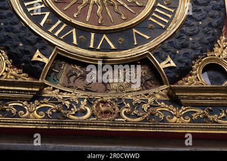 Rouen, Frankreich: Das rechteckige Fenster unter dem Gros Horloge-Zifferblatt zeigt den Wochentag, hier Mars, also ist es mardi, Französisch für Dienstag. Stockfoto