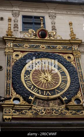 Rouen, Frankreich: Die mittelalterliche Gros Horloge-Uhr mit einer Hand hat auf beiden Seiten eines Gebäudes, das die gleichnamige Straße überspannt. Stockfoto