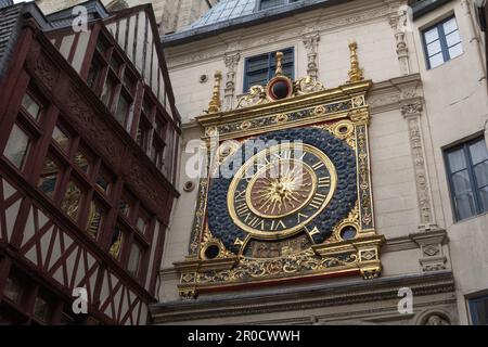 Rouen, Frankreich: Die Gros Horloge, eine Uhr aus dem 16. Jahrhundert im Herzen der Stadt, hat ein Gesicht auf beiden Seiten eines Gebäudes, das die gleichnamige Straße überspannt. Stockfoto