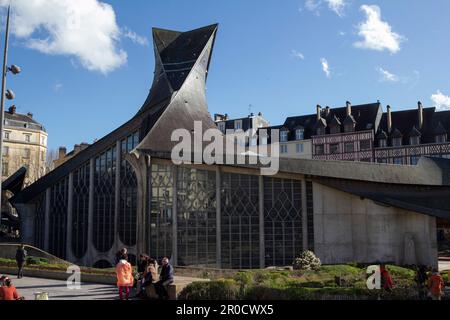 Rouen, Frankreich: Eglise Ste Jeanne d’Arc auf dem Place du Vieux Marché, von Louis Arretche im Jahr 1979, dessen flammenförmiges Dach eine Erinnerung an den Tod Joans darstellt. Stockfoto