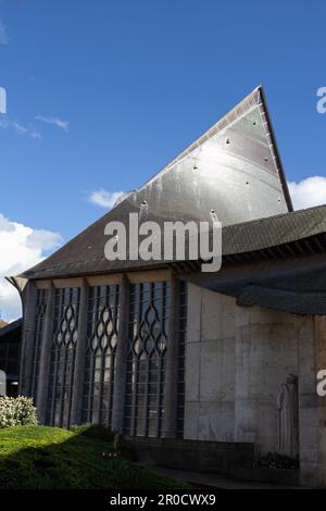 Rouen, Frankreich: St. Jeanne d’Arc Kirche von Louis Arretche, 1979, das flammenförmige Dach erinnert daran, dass sie hier 1431 auf dem Scheiterhaufen starb. Stockfoto