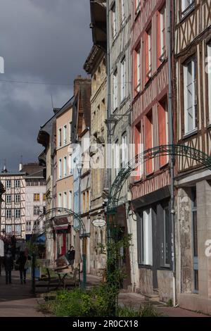 Rouen, Frankreich: Die Rue Eau de Robec im historischen Stadtzentrum mit Sturmwolken. Stockfoto