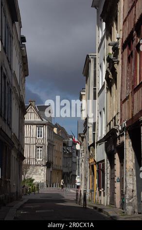 Rue Beffroy im historischen Zentrum von Rouen, Frankreich, in einem kurzen Moment des Sonnenscheins an einem stürmischen Frühlingstag. Stockfoto