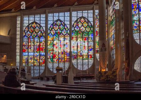 Rouen, Frankreich: Das moderne Interieur der Kirche Saint Jeanne d’Arc, erbaut 1979 mit Buntglas aus dem 16. Jahrhundert aus der vom Krieg zerstörten Kirche St. Vincent. Stockfoto