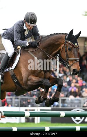 Badminton Estate, Gloucestershire, Großbritannien. 8. Mai 2023. 2023 Badminton Horse Trials Day 5; Aistis Vitkauskas aus Litauen Reiten Commander VG während des Show-Springtests am 5. Tag des Badminton Horse Trials Credit: Action Plus Sports/Alamy Live News 2023 Stockfoto