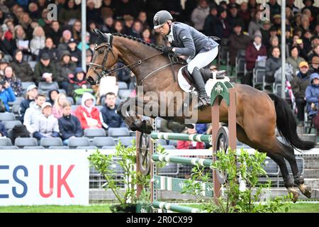 Badminton Estate, Gloucestershire, Großbritannien. 8. Mai 2023. 2023 Badminton Horse Trials Day 5; Aistis Vitkauskas aus Litauen Reiten Commander VG während des Show-Springtests am 5. Tag des Badminton Horse Trials Credit: Action Plus Sports/Alamy Live News 2023 Stockfoto