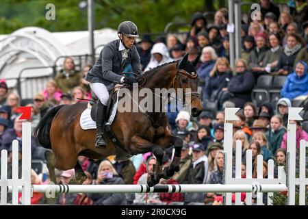 Badminton Estate, Gloucestershire, Großbritannien. 8. Mai 2023. 2023 Badminton Horse Trials Day 5; Aistis Vitkauskas aus Litauen Reiten Commander VG während des Show-Springtests am 5. Tag des Badminton Horse Trials Credit: Action Plus Sports/Alamy Live News 2023 Stockfoto