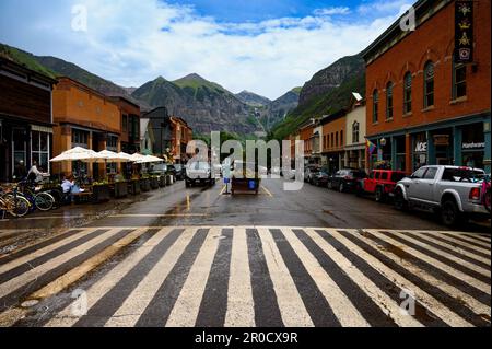 Eine geschäftige Fußgängerzone in der Hauptstraße von Telluride, Colorado Stockfoto