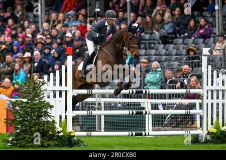 Badminton Estate, Gloucestershire, Großbritannien. 8. Mai 2023. 2023 Badminton Horse Trials Day 5; Aistis Vitkauskas aus Litauen Reiten Commander VG während des Show-Springtests am 5. Tag des Badminton Horse Trials Credit: Action Plus Sports/Alamy Live News 2023 Stockfoto