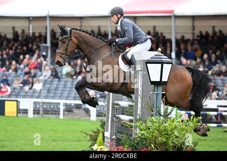 Badminton Estate, Gloucestershire, Großbritannien. 8. Mai 2023. 2023 Badminton Horse Trials Day 5; Aistis Vitkauskas aus Litauen Reiten Commander VG während des Show-Springtests am 5. Tag des Badminton Horse Trials Credit: Action Plus Sports/Alamy Live News 2023 Stockfoto