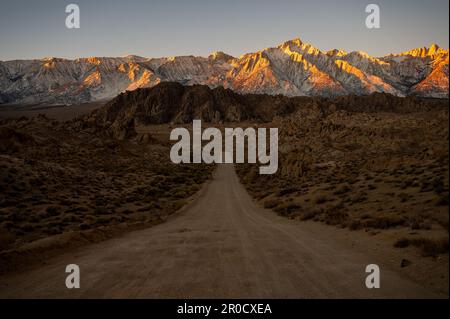 Ein schmutziger Pfad, der zum Mount Whitney führt, durch die Alabama Hills, Eastern Sierra Stockfoto