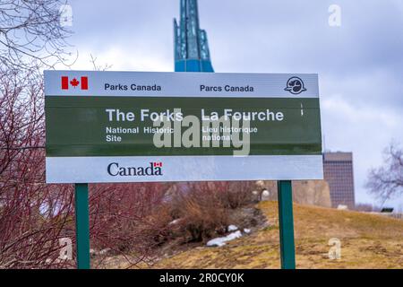 April 15 2023 - Winnipeg Manitoba Canada - Parks canada Schild am Eingang der Gabeln Stockfoto