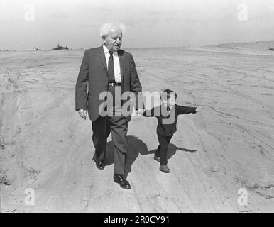 ARCHIVFOTO: Vor 75 Jahren, am 14. Mai 1948, wurde der Staat Israel gegründet. 01SN GURION.jpg David Ben GURION, Gründer des Staates Israel, Politiker, geht mit seinem Enkel Uri an der Hand durch die Negev-Wüste, 02/06/2006 ?SVEN SIMON#Prinzess-Luise-straße 41#45479 M uelheim/ R Tel.: 0208/9413250#Fax: 0208/9413260 Konto 1428150 C ommerzbank E ssen BLZ 36040039 www.svensimon.net. Stockfoto