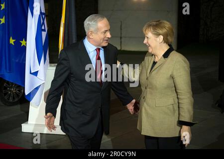 ARCHIVFOTO: Vor 75 Jahren, am 14. Mai 1948, wurde der Staat Israel gegründet. Bundeskanzlerin Angela MERKEL (D) begrüßt den israelischen Premierminister Benjamin NETANJAHU (ISR) zu Beginn ihres Treffens im Rahmen der deutsch-israelischen zwischenstaatlichen Konsultationen im Bundeskanzleramt. POOLFOTO! Stockfoto