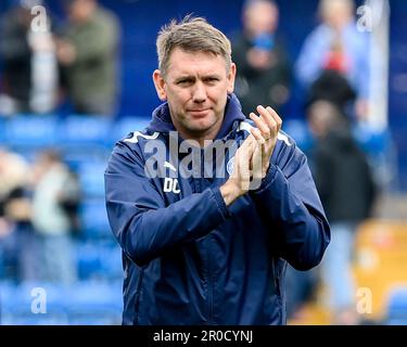 Stockport County Manager Dave Challinor applaudiert den Fans auf der Ehrenrunde beim Sky Bet League 2-Spiel Stockport County gegen Hartlepool United im Edgeley Park Stadium, Stockport, Großbritannien, 8. Mai 2023 (Foto: Ben Roberts/News Images) Stockfoto