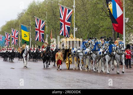6. Mai 2023 - King Charles und Queen Camilla reisen im Gold State Coach entlang der Mall zum Buckingham Palace von der Krönungszeremonie in London Stockfoto