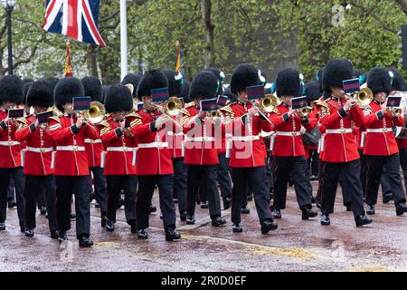 Massed Foot Guards' Band, die am 6. Mai 2023 an der King Charles Krönungsprozession entlang der Mall in London teilnimmt Stockfoto