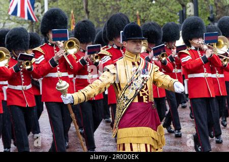 Massed Foot Guards' Bands, die am 6. Mai 2023 an der King Charles Krönungsprozession entlang der Mall in London teilnehmen Stockfoto