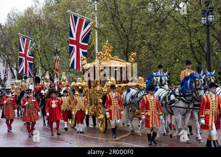 6. Mai 2023 - King Charles und Queen Camilla reisen im Gold State Coach entlang der Mall zum Buckingham Palace von der Krönungszeremonie in London Stockfoto