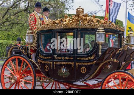 Prince and Princess of Wales, & George, Charlotte & Louis, die nach der Krönung von König Karl am 6. Mai 2023 in einer königlichen Kutsche entlang der Mall reisen Stockfoto