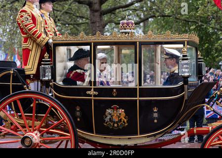 Der Herzog und die Herzogin von Gloucester, Vizeadmiral Sir Tim Laurence in Royal Carriage on the Mall nach König-Karls-Krönung am 6. Mai 2023 Stockfoto