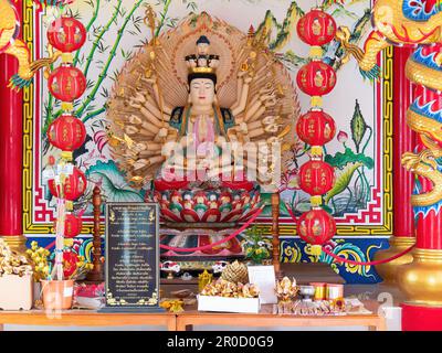 Bodhisattva Avalokiteshvara, Guanyin auf Chinesisch, Bild eines buddhistischen Tempels im chinesischen Stil in Wat Khun Samut Chin, Samut Prakan Province of Thailand. Bsb Stockfoto