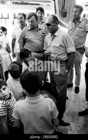 ARCHIVFOTO: Vor 75 Jahren, am 14. Mai 1948, wurde der Staat Israel gegründet, Teddy KOLLEK (links), Israel, Politiker, Bürgermeister der Stadt Jerusalem, spaziert zusammen mit dem israelischen Verteidigungsminister Moshe DAYAN, umgeben von Kindern, SW - Foto, Porträtformat, 06/14/1967. ?SVEN SIMON#Prinzess-Luise-Strasse 41#45479 M uelheim/R uhr Tel.: 0208/9413250#Fax.: 0208/9413260 Account 244 293 433 P ostbank E ssen BLZ 360 100 43 www.svensimon.net. Stockfoto