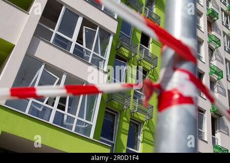 Nicht exklusiv: KIEW, UKRAINE - 08. MAI 2023 - zerbrochene Fenster eines Wohngebäudes sind am Ort des Falls einer russischen Shahed Kamikaze-Drohne zu sehen Stockfoto