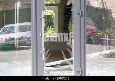 Nicht exklusiv: KIEW, UKRAINE - 08. MAI 2023 - zerbrochene Fenster eines Wohngebäudes sind am Ort des Falls einer russischen Shahed Kamikaze-Drohne zu sehen Stockfoto