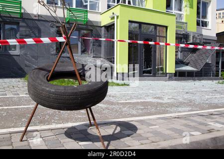 Nicht exklusiv: KIEW, UKRAINE - 08. MAI 2023 - zerbrochene Fenster eines Wohngebäudes sind am Ort des Falls einer russischen Shahed Kamikaze-Drohne zu sehen Stockfoto