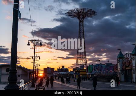 The Coney Island Boardwalk in Brooklyn, NY, am Sonntag, den 5. März 2023. Stockfoto