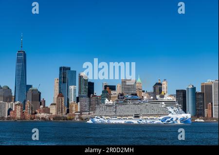 Die norwegische Prima segelt am Sonntag, dem 2. April 2023, an der Südspitze von Manhattan in New York, NY. Stockfoto