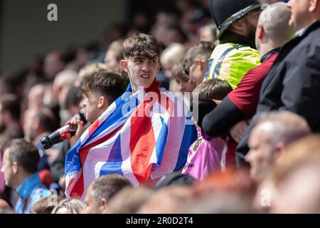 Tranmere, Großbritannien. 8. Mai 2023Northampton Town Fan hält sich während des SkyBet League Two-Spiels Tranmere Rovers V Northampton Town im Prenton Park, Tranmere, Großbritannien am Montag, den 8. Mai 2023 mit der Union Jack-Flagge umgeben (Foto: Phil Bryan/Alamy Live News) Stockfoto