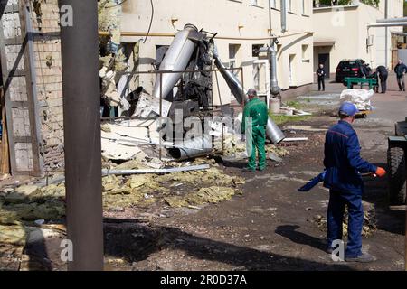 Nicht exklusiv: KIEW, UKRAINE - 08. MAI 2023 - Ein Heizungsnetz, das durch den nächtlichen Schuss russischer Kamikaze-Drohnen in den Schewtschenkiwjawdjis beschädigt wurde Stockfoto