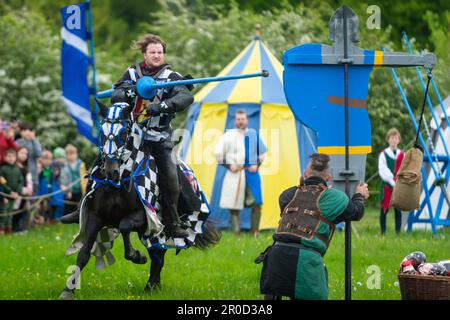 Chalfont, Großbritannien. 8. Mai 2023 Ein Nachtreter als gepanzerter Ritter nimmt am zweiten Tag eines mittelalterlichen Turniers der königlichen Krönung im Chiltern Open Air Museum Teil, um die Krönung von König Karl III. Und Königin Camilla zu feiern. Das Museum erzählt die Geschichte der Chilterns Gegend durch den Erhalt von historischen Gebäuden, Landschaften und Kultur. Kredit: Stephen Chung / Alamy Live News Stockfoto