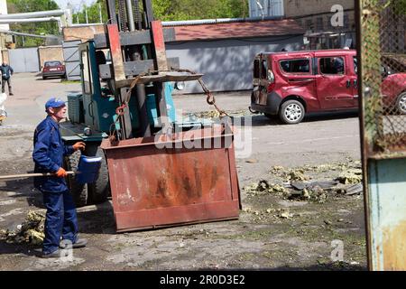 Nicht exklusiv: KIEW, UKRAINE - 08. MAI 2023 - am Ort des Falls einer russischen Kamikaze-Drohne mit Schahed im Bezirk Schewtschenkivskyi von Kiew, Hauptstadt von Stockfoto