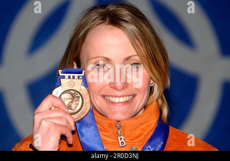 Salt Lake City, Vereinigte Staaten. 15. Februar 2002. ARCHIVFOTO: Sabine VOELKER wird am 11. Mai 2023 50, Sabine VOELKER wird am 11. Mai 2013 40, Salt Lake City 2002 Medaillenverleihung der Olympischen Winterspiele, Speedskating, 500m Frauen, Sabine VOELKER, GER, mit Bronzemedaille, QF/dpa/Alamy Live News Stockfoto