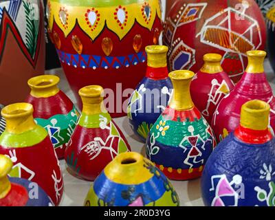 Ein Haufen künstlerischer, farbenfroher, handgefertigter Töpfervasen für das Innendesign. Stockfoto