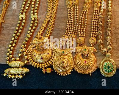 Traditioneller indischer Goldschmuck in einem Geschäft in Pune, Maharashtra. Indische Kunst, indischer Designer-Schmuck. Stockfoto