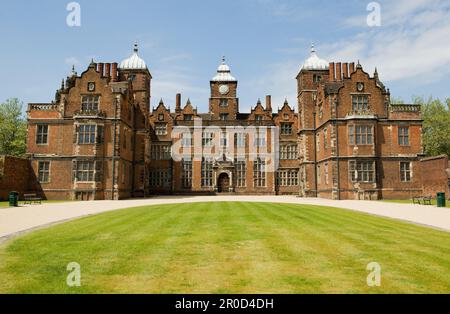 21/06/10 Aston Hall. Trinity Road,... Aston,... Birmingham, B6 6JD. Eines der letzten großen Häuser im Jakobinischen Stil, Aston Hall ist ein herrliches Herrenhaus aus rotem Backstein aus dem 17. Jahrhundert, das sich in einem malerischen öffentlichen Park auf der Nordseite von Birmingham befindet. Die Aston Hall wurde zwischen 1618 und 1635 für Sir Thomas holte erbaut und beherbergt James Watt Junior von 1817 bis 1848 Jahren. Sie ist reich an Geschichte. Erfahren Sie, wie sie während des Englischen Bürgerkriegs belagert wurde, königliche Hoheiten erhielt und einen Autor inspirierte. Die Halle ist ein denkmalgeschütztes Gebäude der Kategorie I und wurde im ehemaligen Jakobinischen Glanz restauriert und ist bei Besuchern sehr beliebt Stockfoto