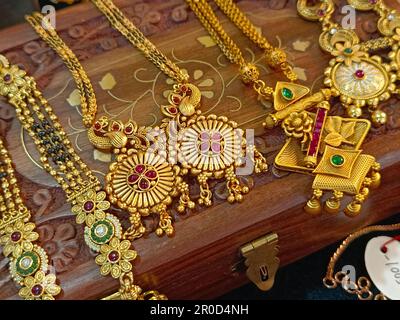 Traditioneller indischer Goldschmuck in einem Geschäft in Pune, Maharashtra. Indische Kunst, indischer Designer-Schmuck. Stockfoto