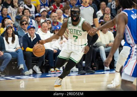 PHILADELPHIA, Pennsylvania - 7. MAI: Jaylen Brown #7 der Boston Celtics fährt am 7. Mai 2023 im Wells Fargo Center in Philadelphia, Pennsylvania, im Runde 2 Spiel 4 der Eastern Conference Semi-Finals 2023 der NBA-Playoffs gegen die Philadelphia 76ers in den Korb. (Foto: Stephen Nadler/PxImages) Kredit: Px Images/Alamy Live News Stockfoto