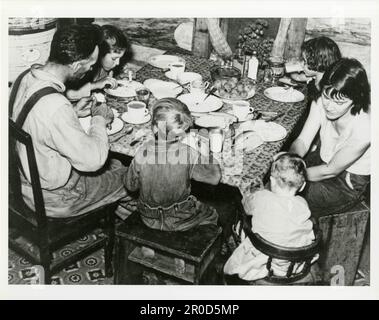 Familienessen mit heimischem Grütze Stockfoto